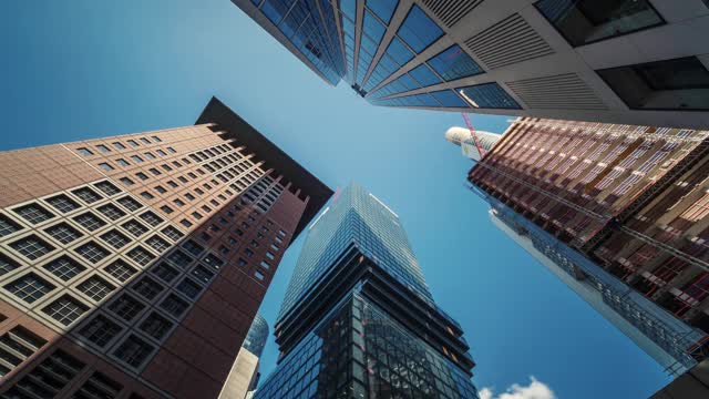 现代法兰克福商业城市中现代摩天大楼的低角度延时视频素材