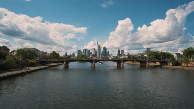 航拍的美丽的法兰克福主要河流与城市景观视频素材
