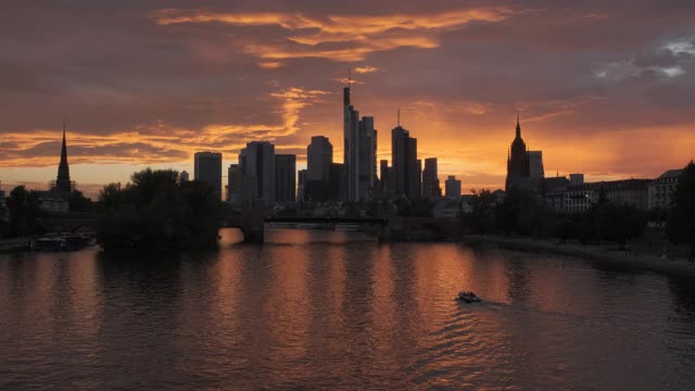 航拍一个美丽的法兰克福河畔在日落时的惊人的景色视频素材