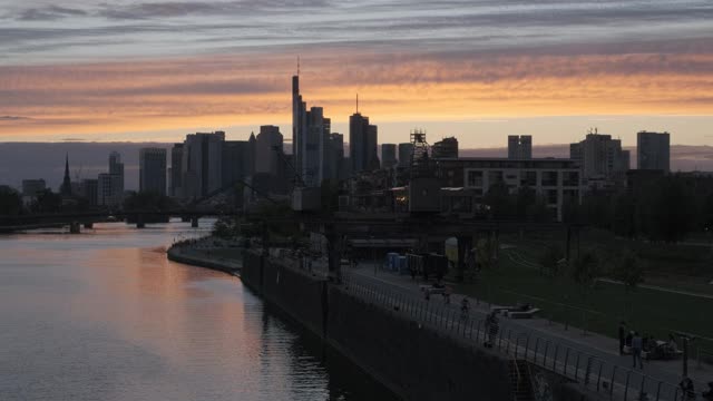 航拍一个美丽的法兰克福河畔在日落时的惊人的景色视频素材