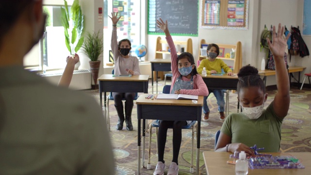 多民族学生戴着面具上课视频素材