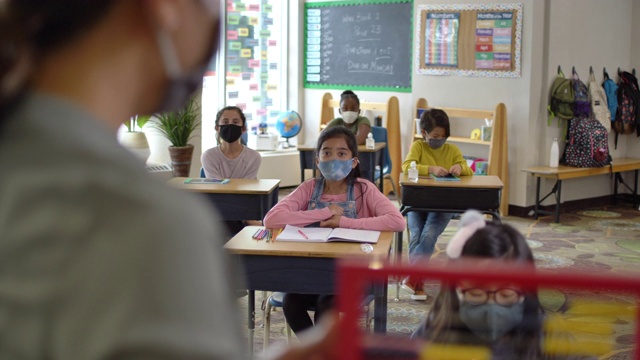 多民族学生戴着面具上课视频素材