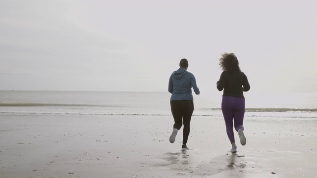 两名大码女性在户外沙滩上跑步锻炼，肥胖黑人女性运动锻炼身体积极视频素材
