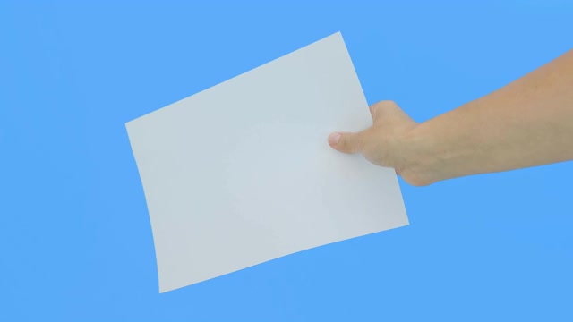 一只手拿着一张白色空白的A4纸，上面有蓝色的背景视频下载