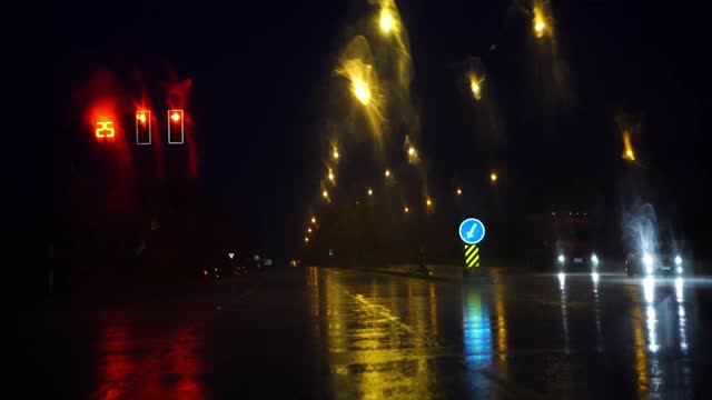 晚上的交通在下雨视频素材
