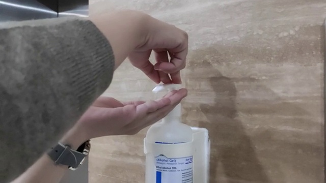 女性使用洗手液视频素材
