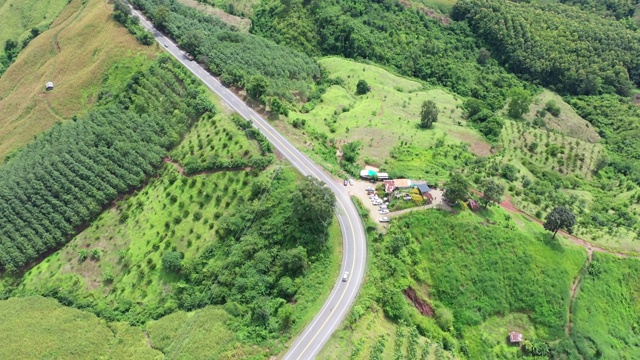 鸟瞰图的乡村道路与美丽的山区森林在南，泰国北部。蛇形蜿蜒的道路。视频素材