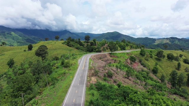鸟瞰图的乡村道路与美丽的山区森林在南，泰国北部。蛇形蜿蜒的道路。视频素材