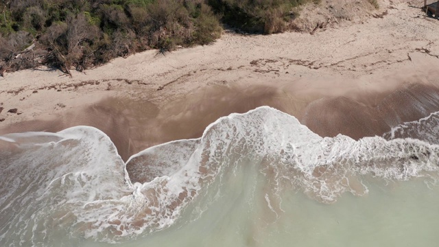 海浪鸟瞰图上的白色海滩，托斯卡纳，意大利视频下载