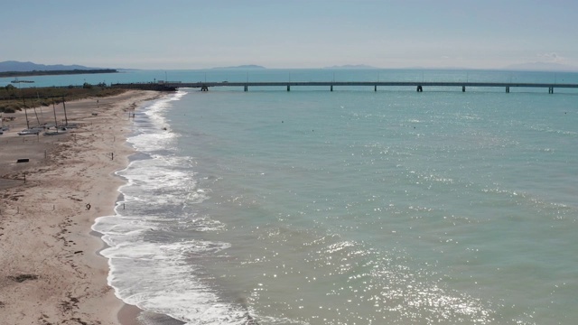 海浪鸟瞰图上的白色海滩，托斯卡纳，意大利视频下载