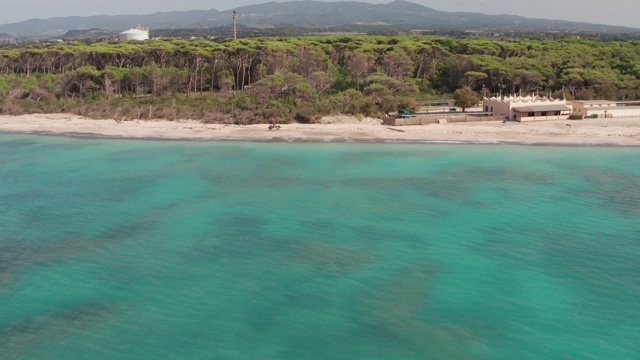 意大利托斯卡纳的白色海滩鸟瞰图视频下载