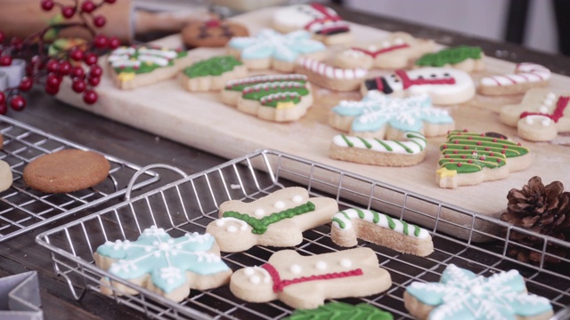 美味的自制圣诞饼干与彩色糖衣。视频素材