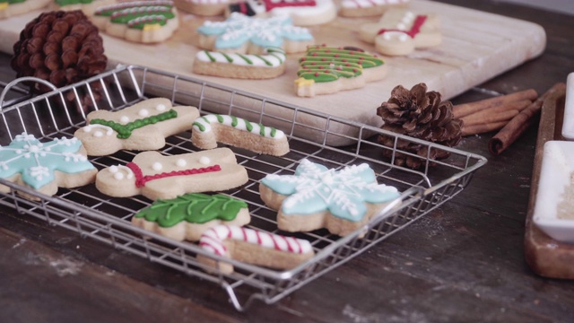 美味的自制圣诞饼干与彩色糖衣。视频素材