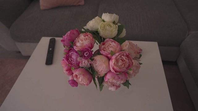 客厅桌子上的花瓶里插着美丽的鲜花视频下载
