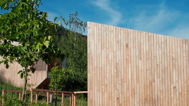 孚日山脉的木制生态房屋，国家公园，未受破坏的自然环境视频下载