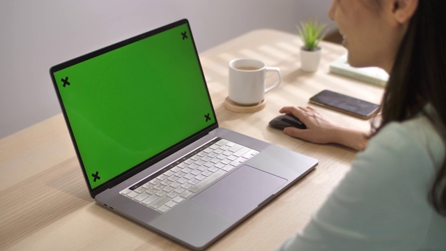 在家里使用绿色屏幕笔记本电脑的妇女视频素材