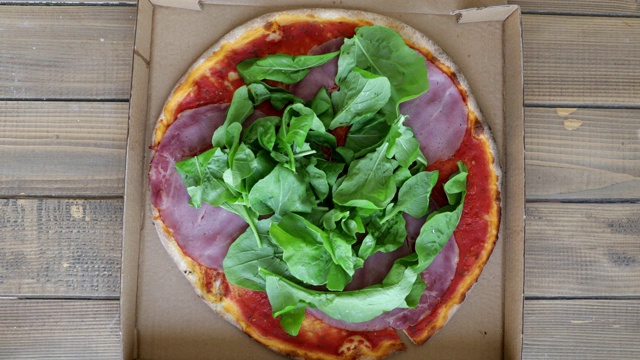 用绿色蔬菜装饰整个披萨盒视频素材