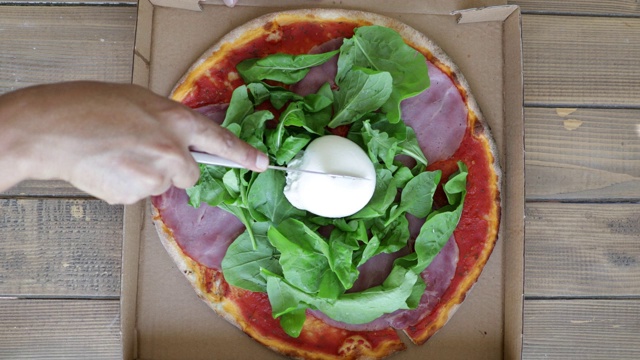 切意大利芝麻腊肠披萨上的马苏里拉奶酪视频素材