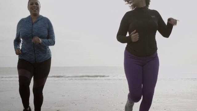 母女在沙滩上跑步锻炼，肥胖黑人女性运动锻炼身体积极视频素材