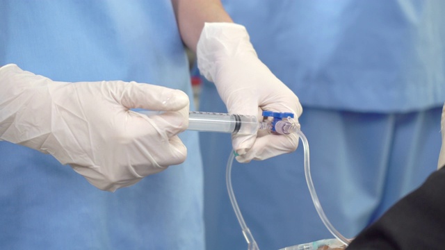 近亚洲医疗队护士和医生在医院急诊室给康复老病人男子注射生理盐水视频素材