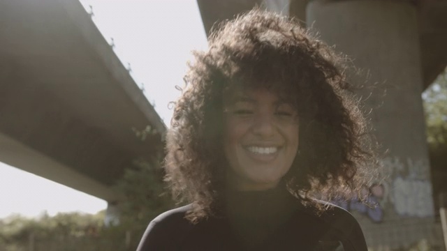 身体正面的年轻黑人女模特桥下城市，加码超重的非洲裔美国妇女的头视频下载