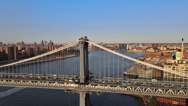 美国纽约市哈德逊河上的曼哈顿大桥和布鲁克林摩天大楼视频素材