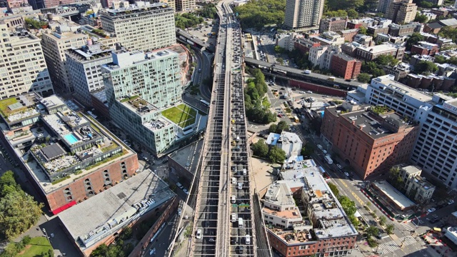 鸟瞰图风格的纽约市，美丽的曼哈顿桥从布鲁克林看视频素材