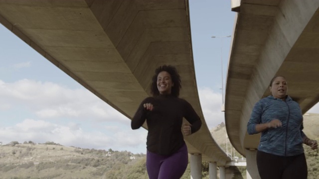 母女在城市桥下户外跑步锻炼，肥胖黑人女性运动锻炼身体积极视频素材