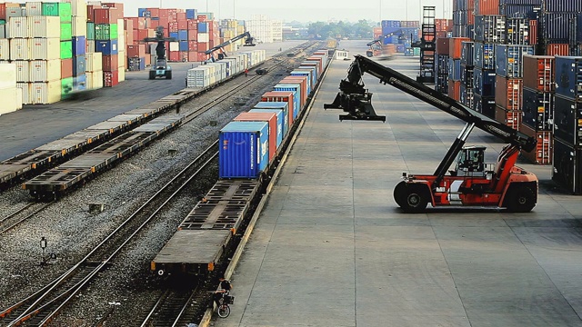 集装箱列车延时工作在集装箱堆场，用于工业进出口或铁路运输应用视频下载