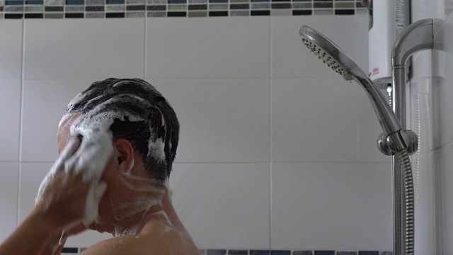 男人在洗澡视频下载