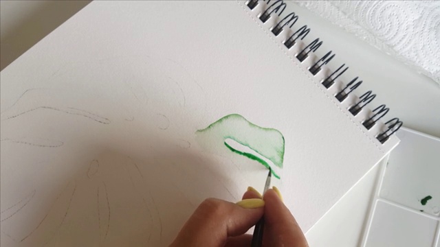 女人用水彩画的怪物叶子近距离视频素材