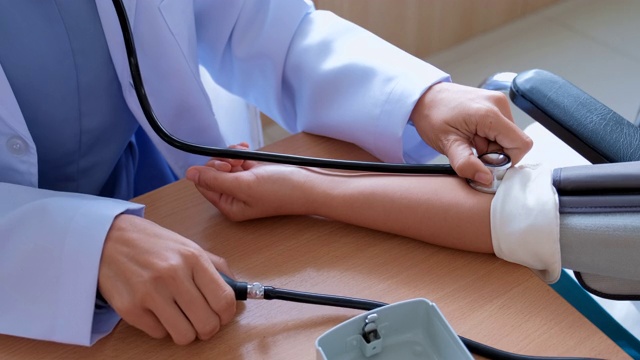 女医生给病人测量血压和脉搏视频素材