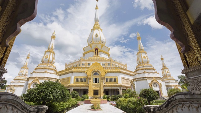 时间流逝Phra Maha Chedi Chai Mongkol或Phanamtip寺庙，Roi Et省，泰国。放大视频下载