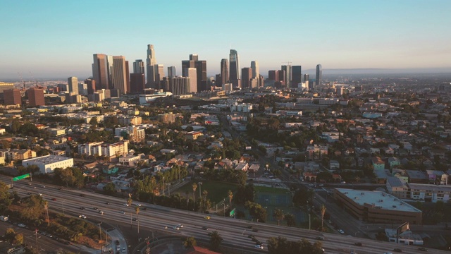 4K无人机洛杉矶市中心和回声公园的视频作为稳固的镜头视频下载