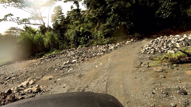 4X4驾驶通过哥斯达黎加偏远的雨林:泥泞的道路视频素材