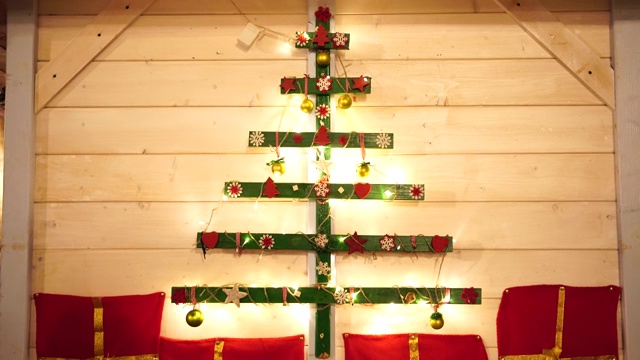 摘要圣诞树上装饰着星星、爱心和雪花。视频下载