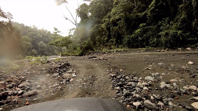 4X4驾驶通过哥斯达黎加偏远的雨林:泥泞的道路视频下载