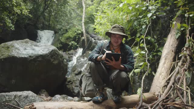 在雨林中快乐行走的徒步旅行者。视频素材