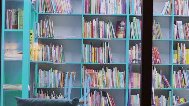 书柜架位于知识大学公共夜间图书馆内部视频下载