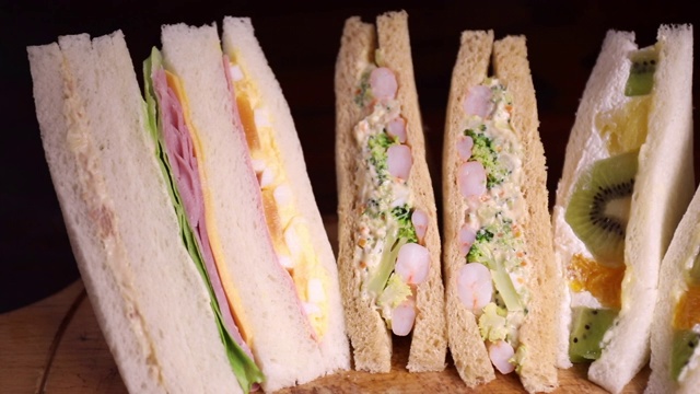 日本便利店的三明治从左到右的平底锅视频下载