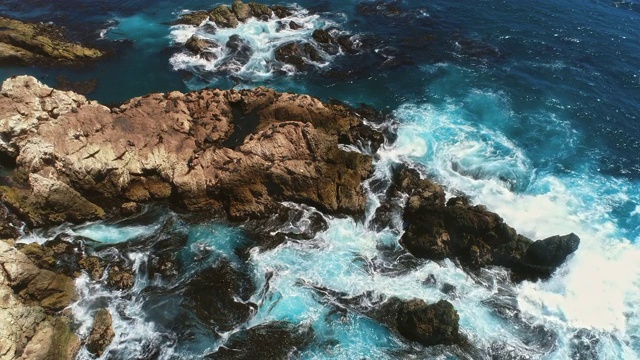 海浪撞击岩石/蓬圣胡安，秘鲁，南美洲视频素材