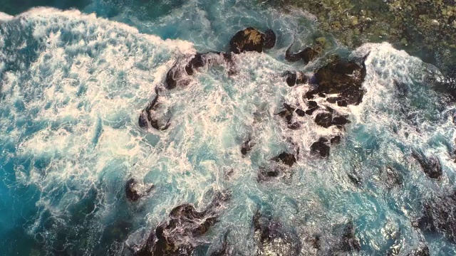 海浪撞击岩石/蓬圣胡安，秘鲁，南美洲视频素材