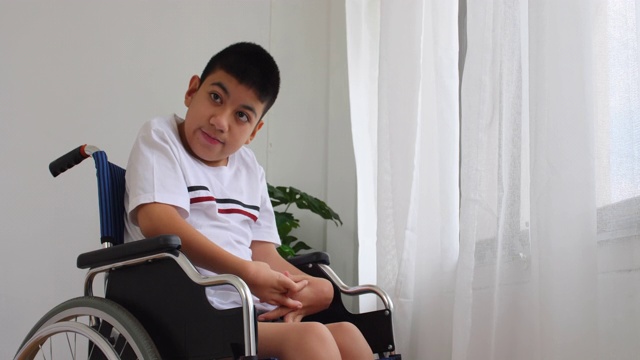 坐在轮椅上的残疾男孩视频下载