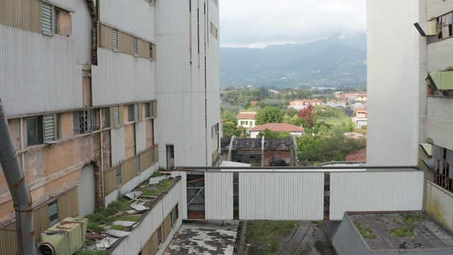 鸟瞰图的废弃工厂视频下载