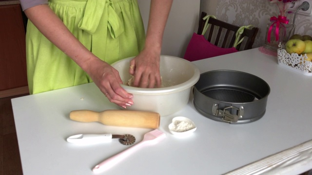 那个女人在揉面团。黄油，糖和面粉放在碗里。列文顿蛋糕，准备阶段视频素材