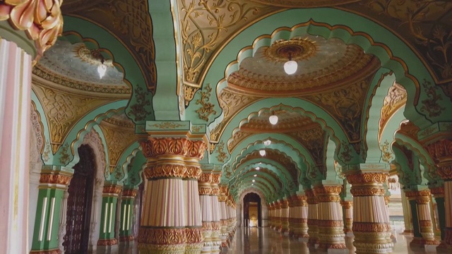 位于印度卡纳塔克邦的迈苏鲁，著名的安巴维拉斯宫殿内部景观的经典剪辑，以印度撒拉逊风格建造，有五颜六色的柱子。视频下载