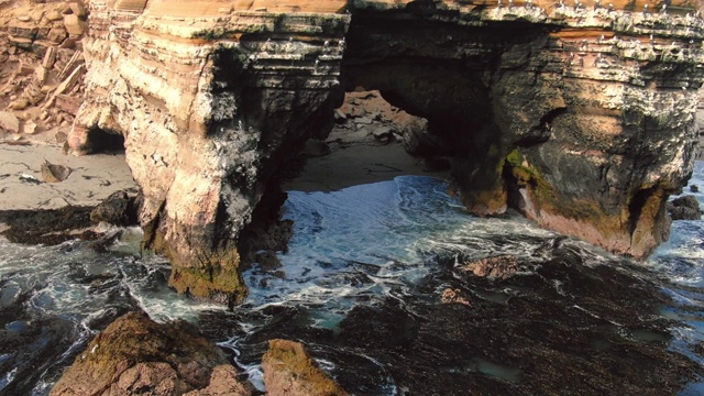 海滩和海岸洞穴/蓬圣胡安，秘鲁，南美洲视频素材