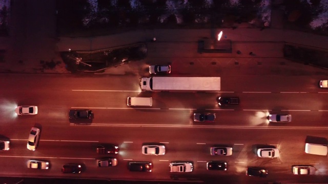 一辆卡车驶过夜色中的阿拉木图视频素材