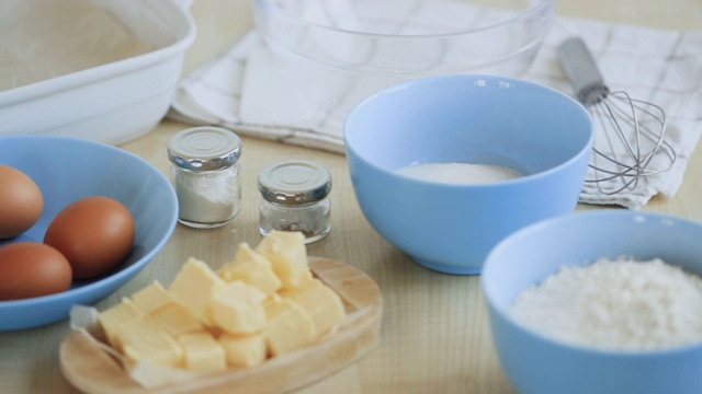 制作松饼或派的原料是面粉和糖，鸡蛋和黄油。特写镜头视频素材