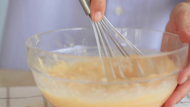 揉制蛋糕面团-原料-面粉和糖，鸡蛋和黄油。视频素材